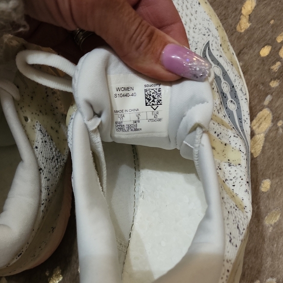 Saucony Women's Freedom ISO 2 Running Shoes - White and Pink - Picture 7 of 8